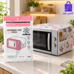 غطاء ميكرويف موضوع على جهاز ميكروويف داخل مطبخ عصري مع جيوب جانبية ممتلئة بأدوات الطهي