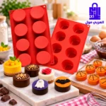 قالب كيك سيليكون احمر للحلويات مع قطع أوريو شوكولاتة مقطعة تظهر طبقات بسكويت الأوريو بالداخل