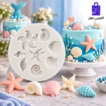قالب سيليكون دائري لأشكال البحر والأصداف على لوح خشبي مع كيك مزين بثيم المحيط وحورية البحر ومجسمات مصبوبة ملونة