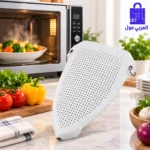 غطاء مكواة لحماية الملابس مستقر على رخامة المطبخ بجانب أطباق الطعام والميكروويف