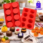 قالب شيكولاتة وكيك سيليكون باللون الأحمر مع قطع شوكولاتة بحشوة الأوريو وميني تشيز كيك مزين