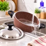 حلة جرانيت سافلون تركي مقاس 32 سم مملوءة بأرز المكبوس باللحم والمكسرات على الموقد