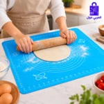 حصيرة عجين سيليكون باللون الأزرق مع زاوية مكبرة تبرز جودة خام السيليكون السميك والمرن