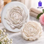 عرض قالب سيليكون وردة الجوري الكبيرة بجانب وردة مجسمة مصبوبة بيضاء اللون
